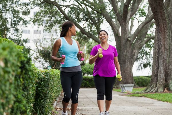 saindo do fundo do poço duas mulheres caminhando com peso na mão