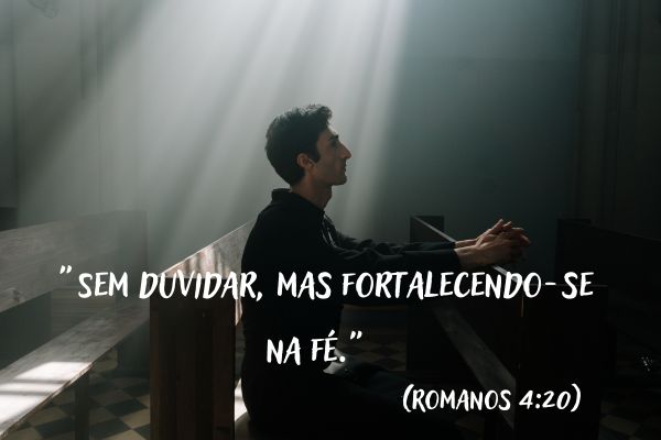 versiculos de fé garoto ajoelhado rezando na igreja