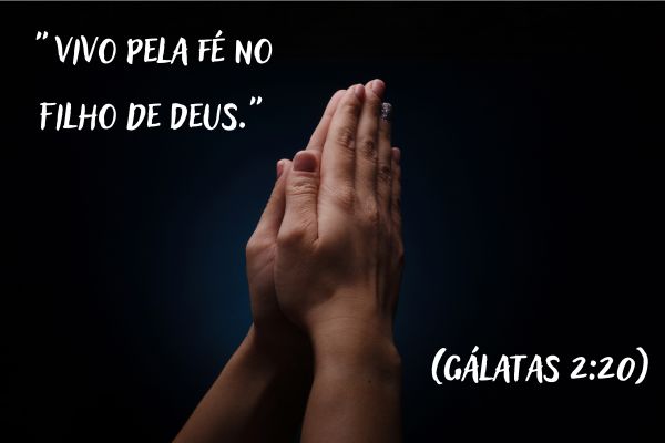 versículos sobre fé mãos apontado pra cima rezando