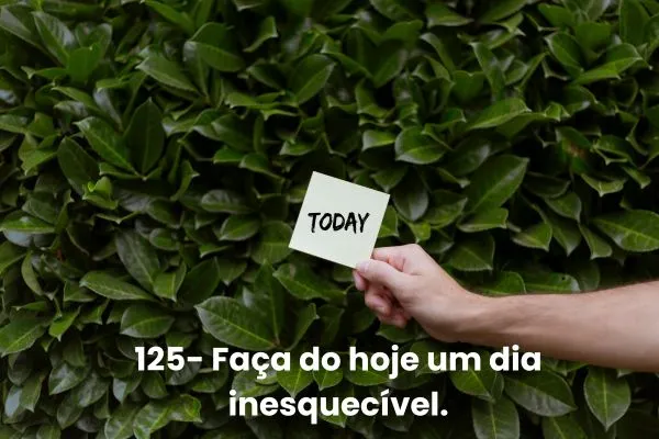 Frases Curtas de Motivação para Começar o Dia Pessoa segurando um cartão com a palavra "Today" representando atitude, motivação e frases curtas de motivação para inspirar seu dia.