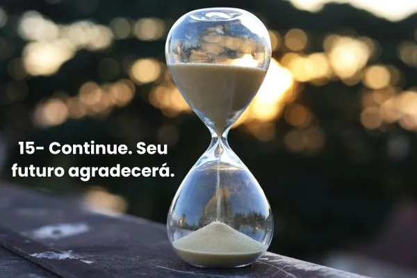 Frases Curtas de Motivação para Inspirar Seu Dia Ampulheta simbolizando persistência e frases curtas de motivação para inspirar seu dia.
