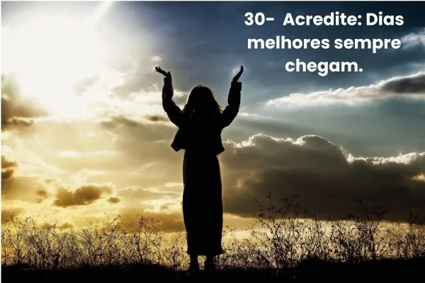 Frases Curtas de Motivação para Refletir Pessoa com os braços erguidos em direção ao céu representando esperança e frases curtas de motivação para inspirar seu dia.