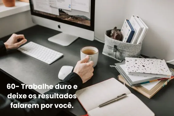 Frases Curtas de Motivação para o Trabalho Pessoa trabalhando em um escritório representando foco, disciplina e frases curtas de motivação para inspirar seu dia.