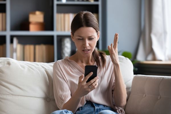 pessoa tóxica narcisa muilher olhando celular