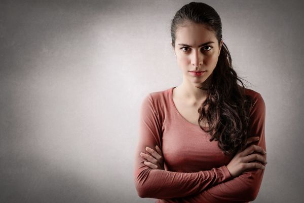 pessoa tóxica pessoa tóxica (mulher) com braço cruzado e olhar de bravo