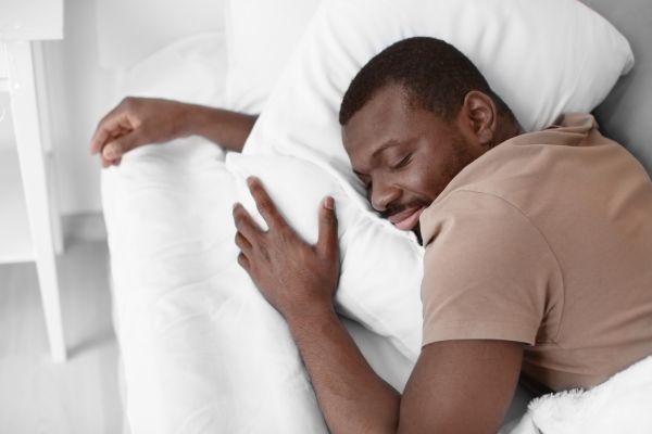 saúde mental - sono homem negro deitado na cama