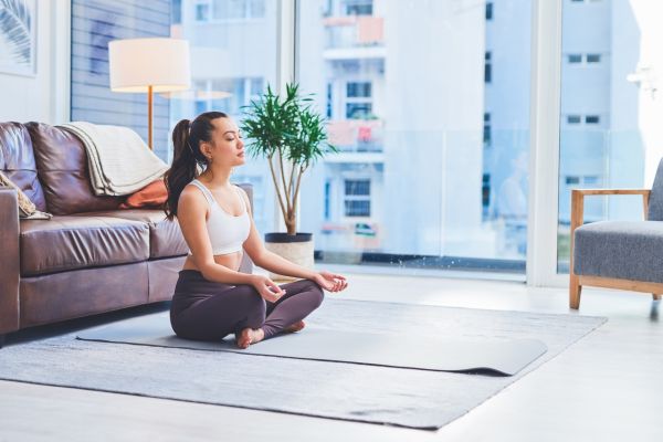 saúde mental mulher sentada meditando