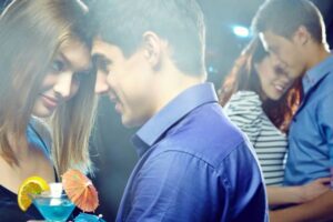 10 Sinais Inconscientes de Interesse Masculino Que Toda Mulher Deve Saber