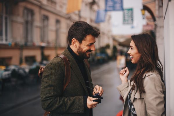sinais de interesse masculino pela mulher 10 Sinais Inconscientes de Interesse Masculino Que Toda Mulher Deve Saber