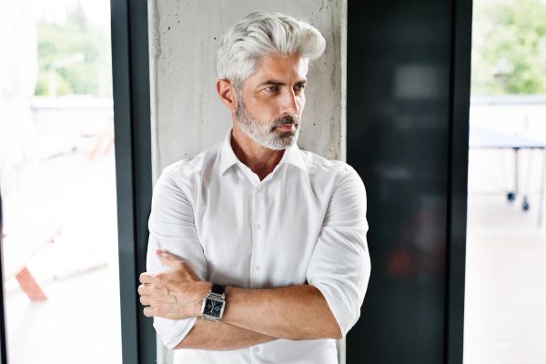 como conquistar homens mais velhos homem de cabelo grisalho e barba branca com braços cruzados