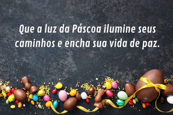 luz da pascoa ilumine seus caminhos e traga paz Ovos e chocolates de Páscoa sobre mesa escura com frase sobre luz, paz e esperança na Páscoa.