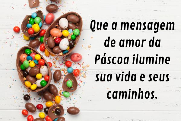 mensagem de amor da pascoa ilumine seus caminhos Ovos de chocolate abertos com doces coloridos e frase sobre o amor da Páscoa iluminando a vida e os caminhos.
