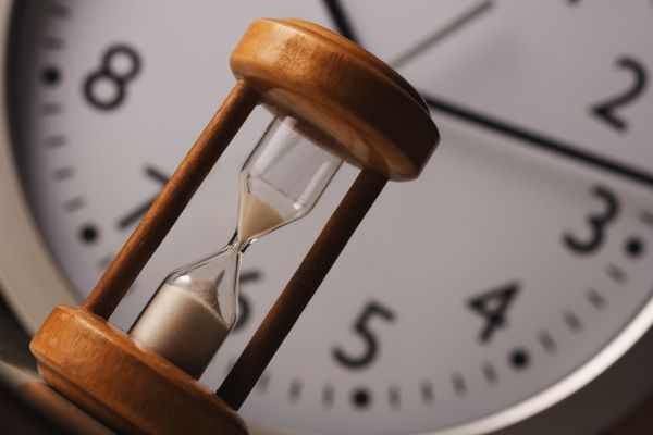 Ampulheta representando a regra dos 5 minutos para vencer a preguiçaesenvolver a mentalidade empreendedora.