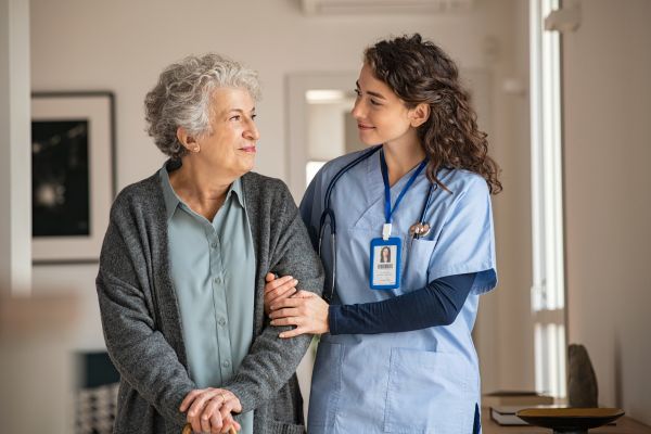 médica segurando uma senhora
