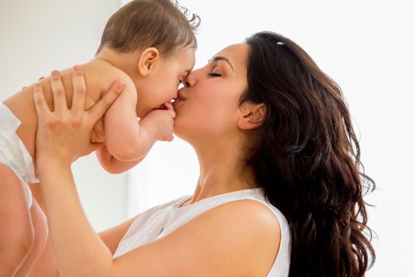 mão com o bebê lhe dando um beijo