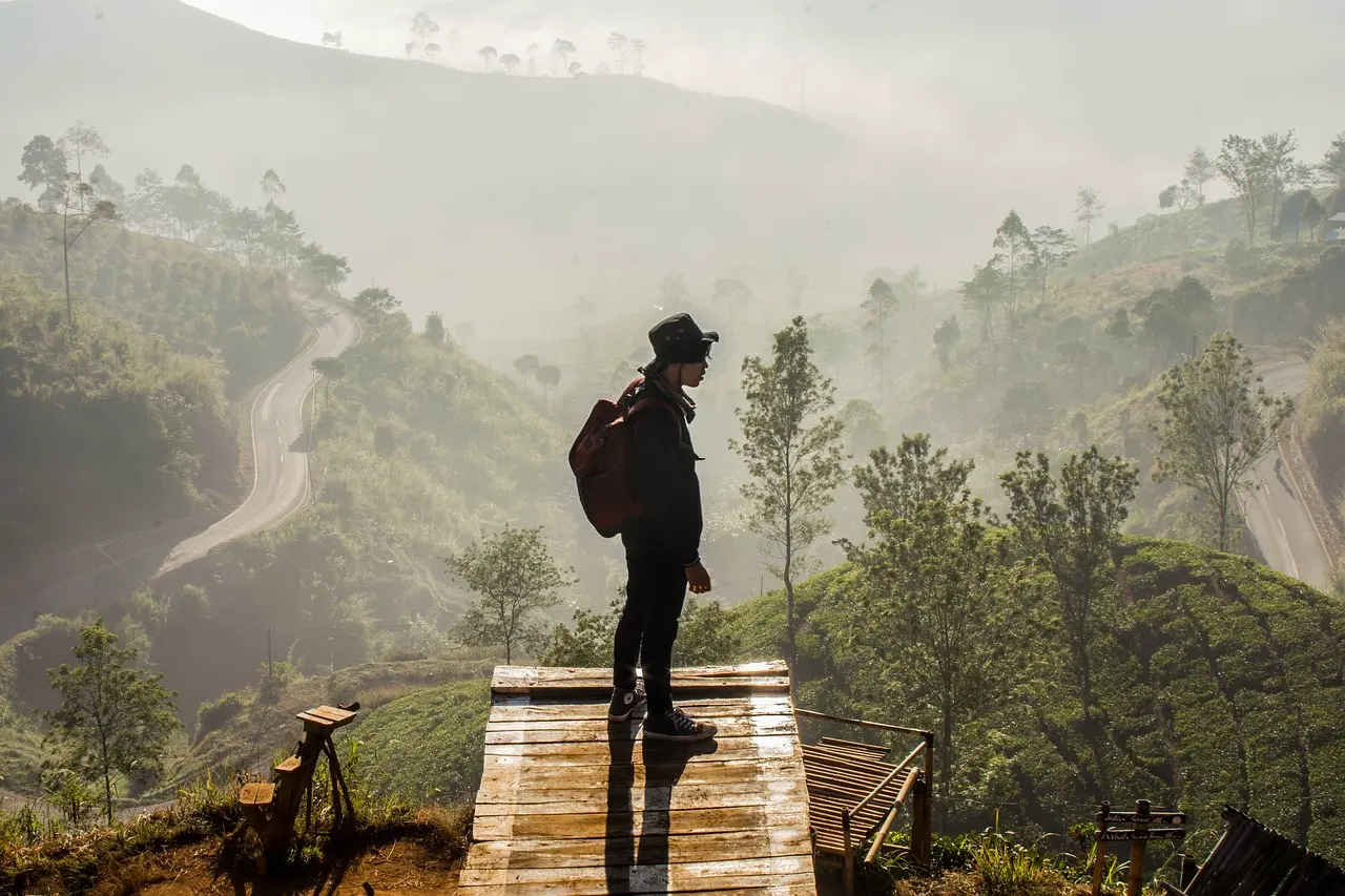 Arquétipo do Explorador: O Que é. Luz e Sombra e Como Sair do seu Ciclo