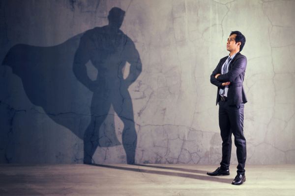 homem olhando para a parede vendo uma imagem arquetipica de heroi