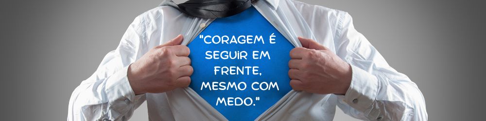 homem rasgando a camisa com frase 