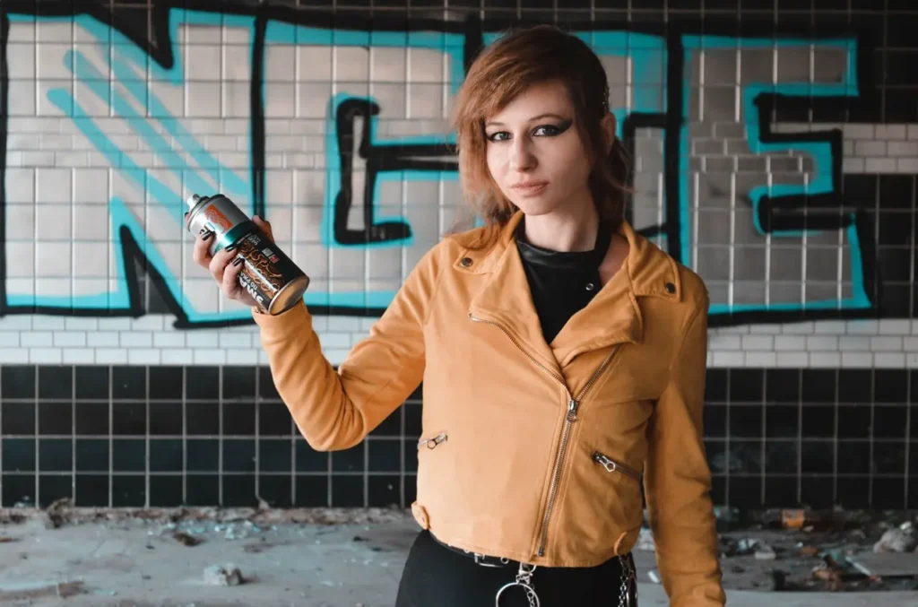 garoto com spray simbolizando rebeldia