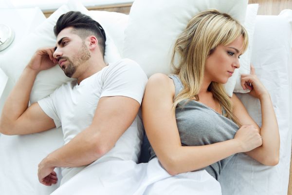 como sair descarte narcisista casal deitado um olhando para o lado oposto do outro