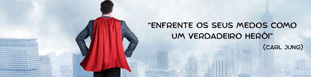 homem com capa de superman olhando para a cidade