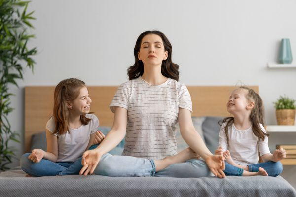 familia mindfulness mãe e duas filhas meditando
