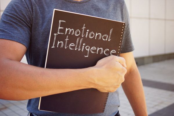 inteligência emocional trabalho um homem com caderno escrito inteligência emocional