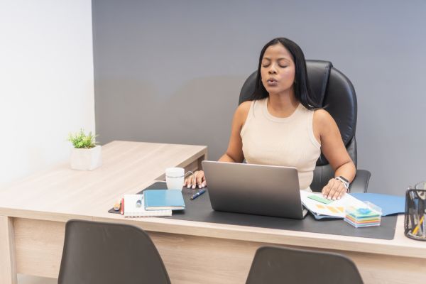 Mindfulness no Trabalho: Estratégias Práticas para Saúde Mental e Desempenho