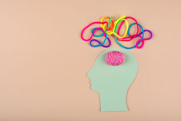 mindfulness para ansiedade desenho de uma cabeça com cerebro em rosa e fios em cima da cabeça