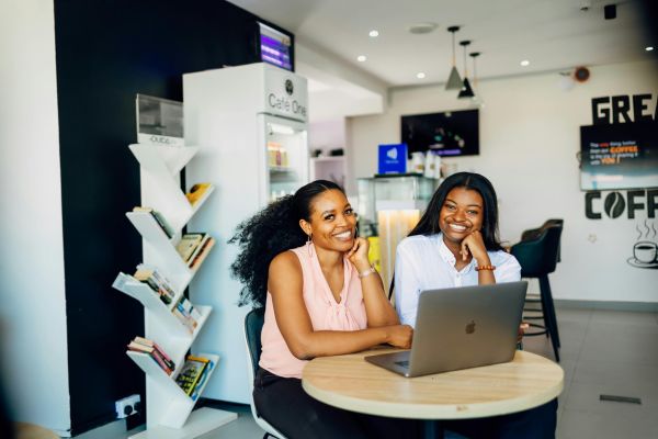 Mentalidade Positiva para Empreendedores Iniciantes aprendendo juntas, trocando experiências e desenvolvendo estratégias para construir negócios sustentáveis