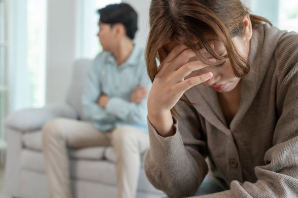 sofrimento emocional após termino de namoro Mulher demonstrando sofrimento emocional após separação, ilustrando como lidar com o término de namoro e seus impactos psicológicos.