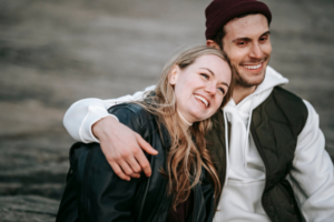 casal de namorados abraçados sorrindo
