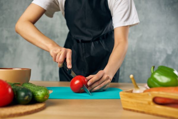 culinaria - saúde mental mulher cortando tomate