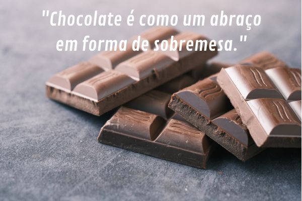 chocolate como abraco em forma de sobremesa Barras de chocolate com frase comparando chocolate a um abraço em forma de sobremesa.