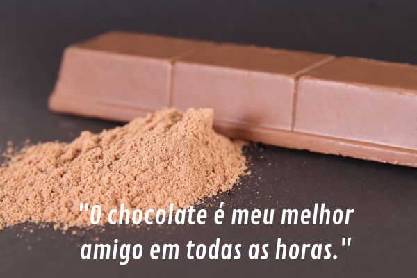 chocolate meu melhor amigo em todas as horas Barra de chocolate com cacau em pó e frase dizendo que chocolate é o melhor amigo em todas as horas.