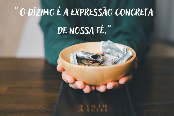 frases do dízimo uma mão com cesta com dinheiro