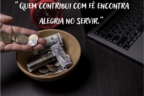 frases do dízimo uma mão jogando moedas dentro da cesta com dinheiro e moeda representando dízimo
