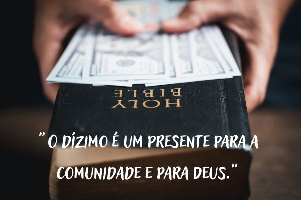 frases do dízimo uma mão segurando uma bíblia com dinheiro representando dízimo