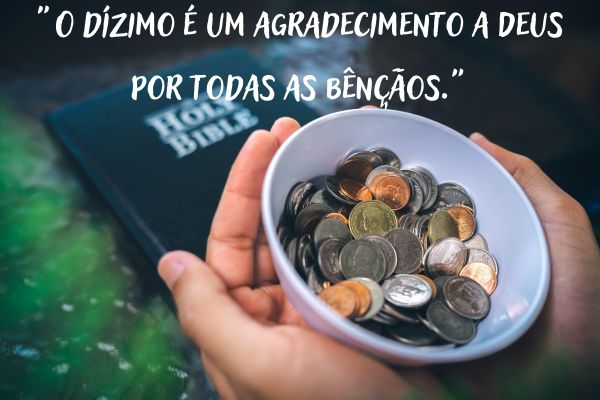 frases do dízimo mão segurando um prato pequeno com várias moedas e uma bíblia no fundo representando dízimo
