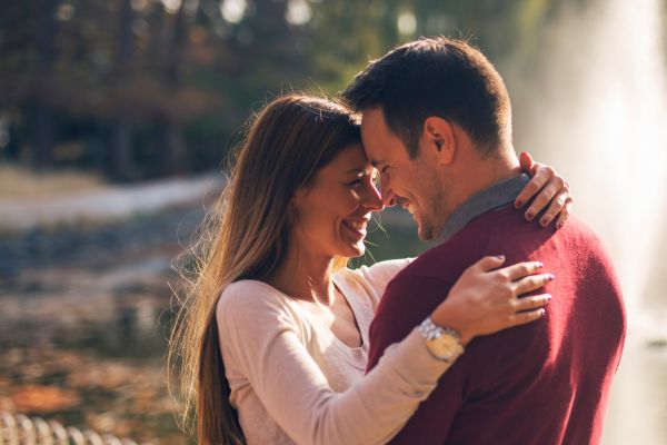 homem e mulher abraçados sorrindo