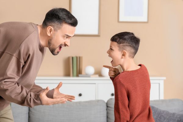 fome emocional pai e filho brigando