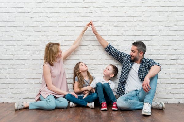 traumas de infância pai, mãe e uma menina e um menino