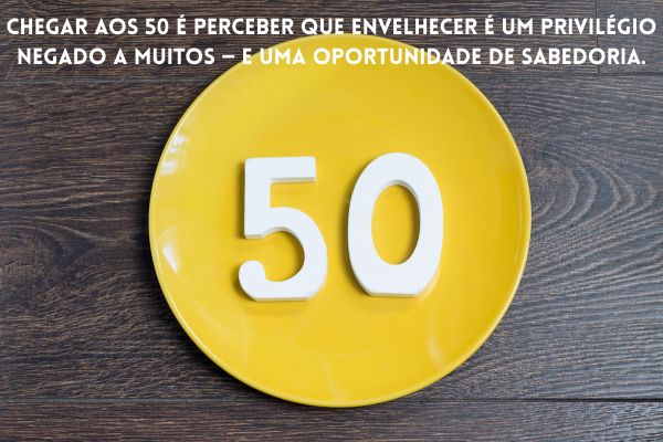numero 50 em cima de um prato amarelo