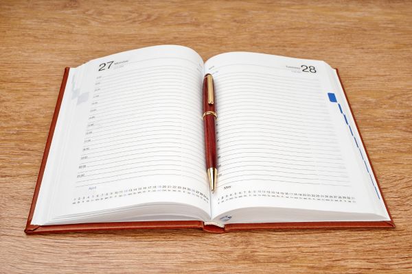 escrita terapeutica e journaling um diario aberto com caneta