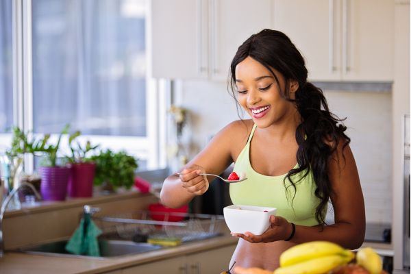 autocuidado - comer algo gostoso Autocuidado: 6 Práticas para Transformar sua Rotina e Bem Estar Diário