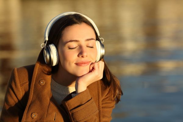 autocuidado - escutar musica mulher escutando musica
