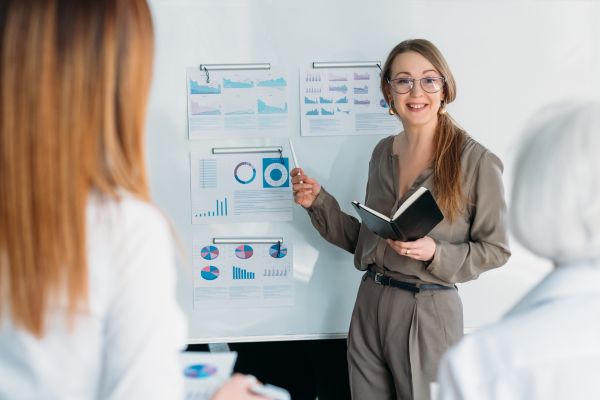 coach para mulheres ansiosas mulher mostrando um quadro com 4 papéis para 2 mulheres