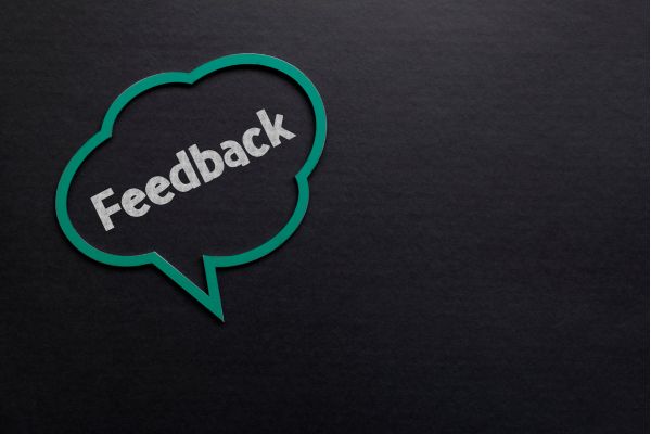 imagem em preto escrito feedback