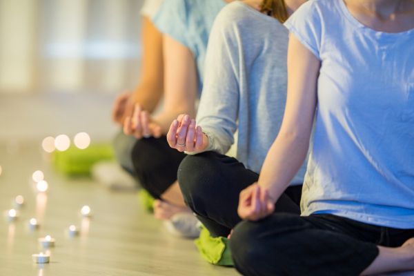 meditação e neuroplasticidade braço e uma perna de 4 mulheres meditando