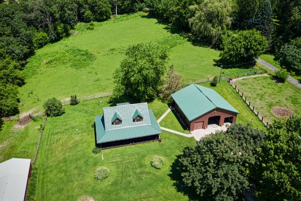 meditação casa no meio do mato com arvores e um campo verde